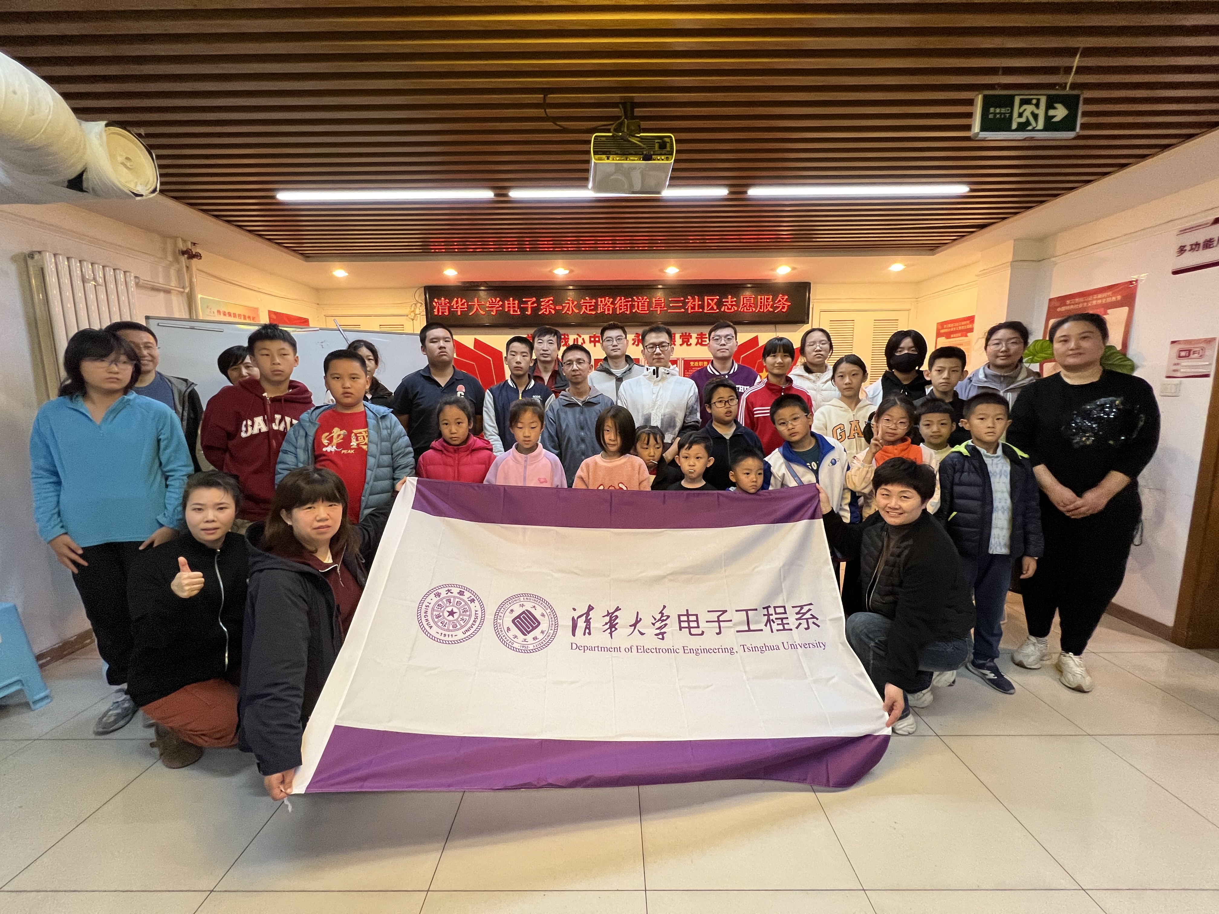 20241110-区校融合递温暖，海清服务暖人心-志愿服务部-志愿者与社区工作人员合影.jpg